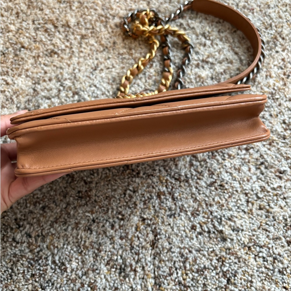 Chanel 19 WOC - Picture 4 of 8